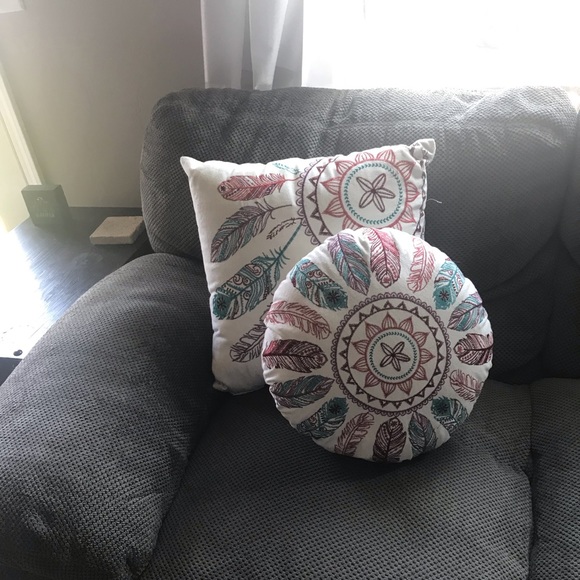 (2) Feather Pillows - Picture 1 of 7